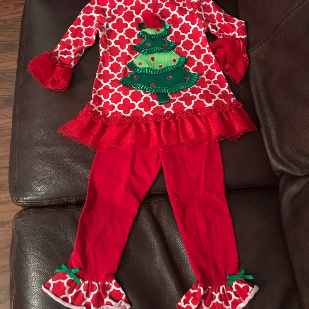 Christmas tree outfit in GUC. 2T.